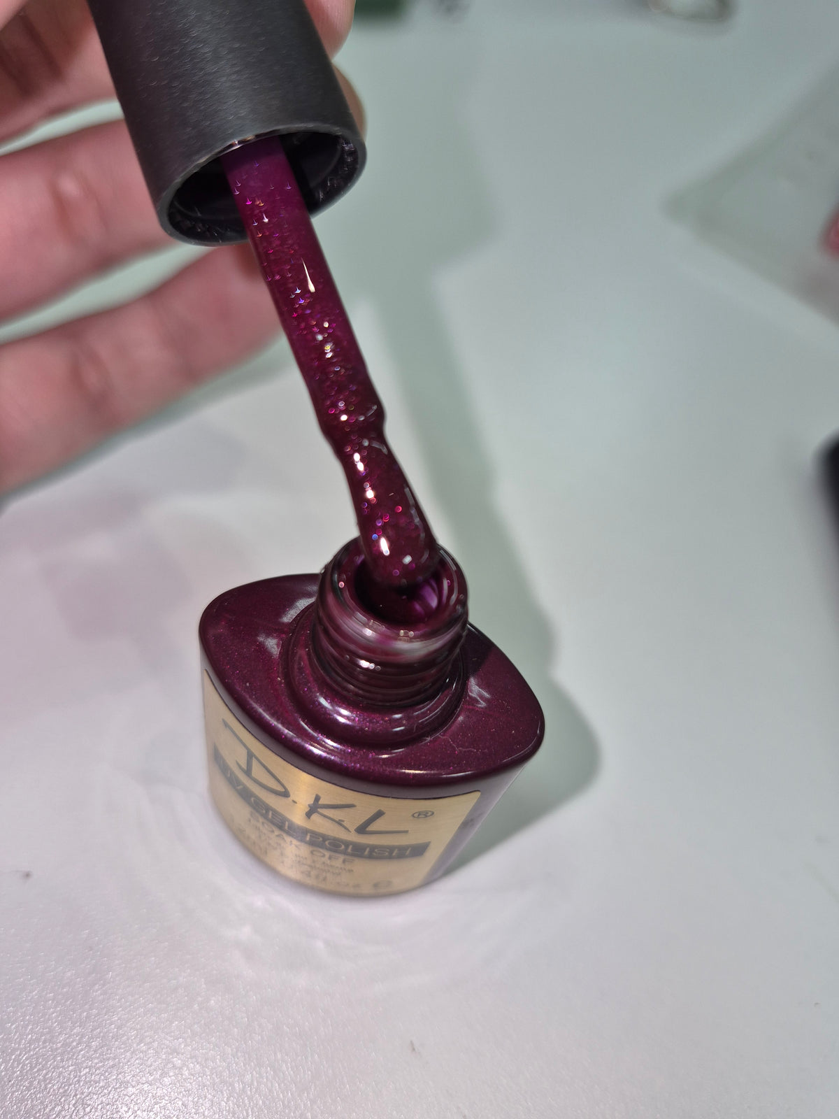 Esmalte semipermanente bordo con brillo