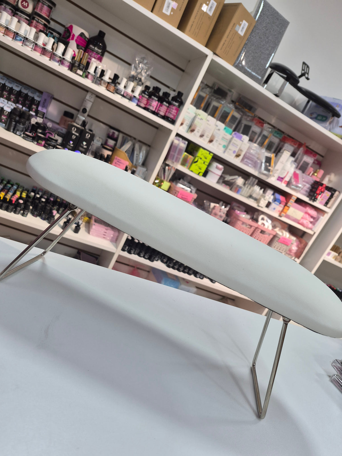 Apoya manos pie de metal plegable color blanco. Material cuerina
