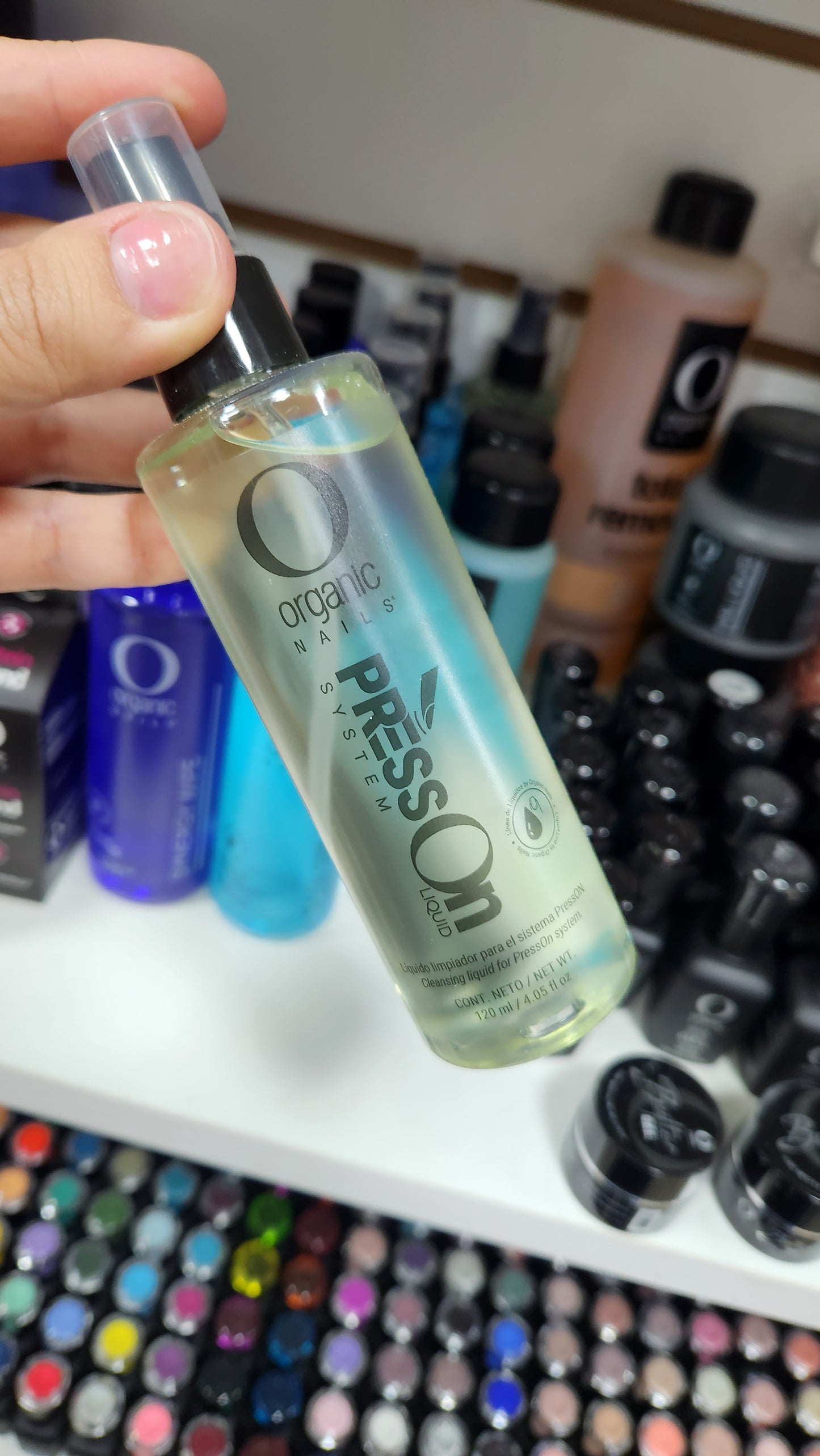 PressOn Liquid de Organic Nails es un líquido limpiador especializado para el sistema de uñas press-on. Sirve principalmente para eliminar residuos de polvo, grasa y contaminantes de la uña natural o el tip sin opacarlos.